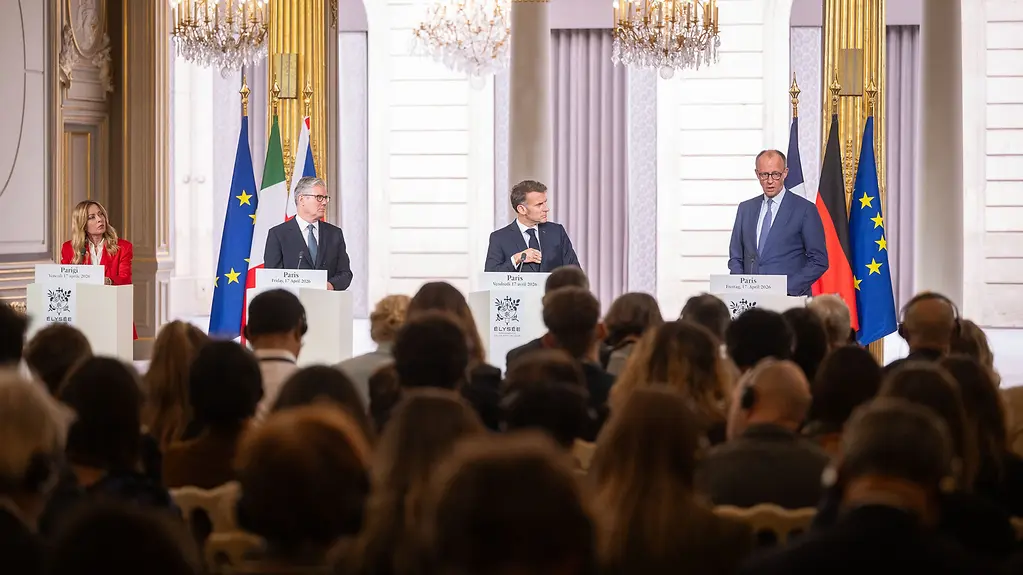 Le chancelier fédéral aux côtés du président français, du premier ministre britannique et de la présidente du Conseil italien à la tribune lors d’une conférence de presse.