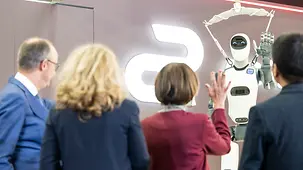 Bundeskanzler Merz beim Messerundgang an einem Stand.