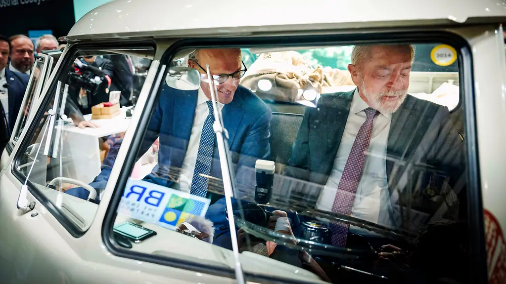 Großaufnahme Bundeskanzler Friedrich Merz und Lula da Silva, Brasiliens Präsident, in einem VW-Bus.