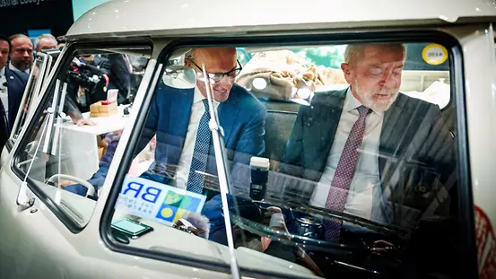 Großaufnahme Bundeskanzler Friedrich Merz und Lula da Silva, Brasiliens Präsident, in einem VW-Bus.