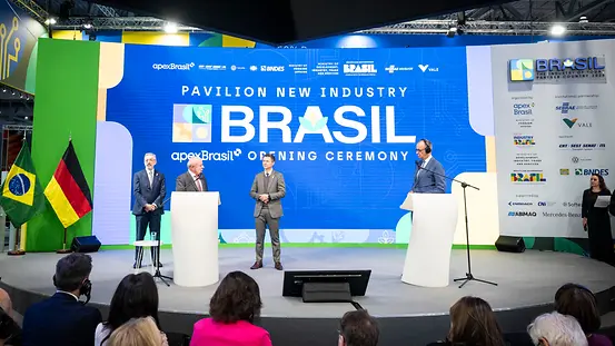 Bundeskanzler Friedrich Merz und Lula da Silva, Brasiliens Präsident, am Stand des Gastlandes Brasilien.