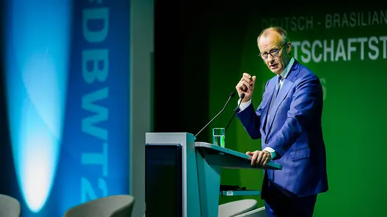 Bundeskanzler Friedrich Merz am Rednerpult
