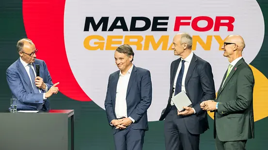 Bundeskanzler Friedrich Merz spricht auf der Bühne bei einer Veranstaltung zu "Made for Germany".