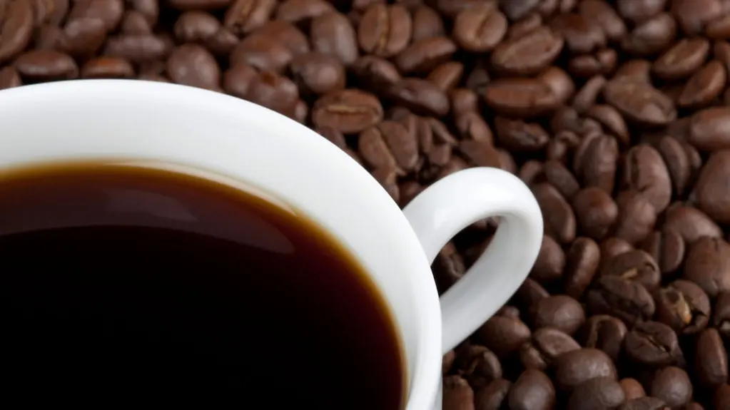 Eine Tasse Kaffee wartet auf Abnehmer.
