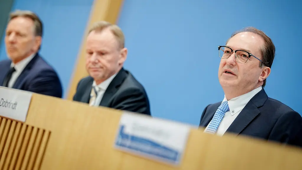 BKA-Präsident Münch, der IMK-Vorsitzende Grote und Bundesinnenminister Dobrindt sitzen auf der Bühne in der Bundespressekonferenz.