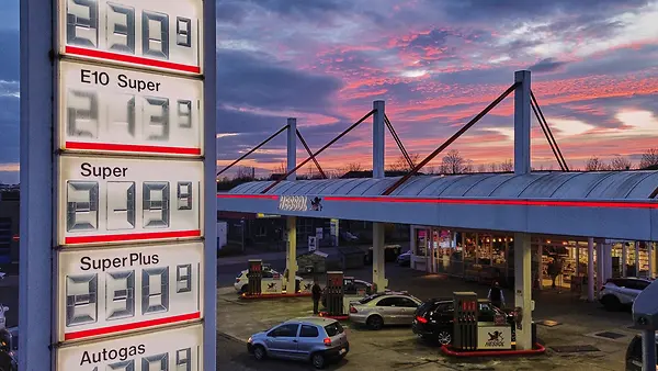 Die Sonne ist hinter einer Tankstelle in Frankfurt untergegangen.