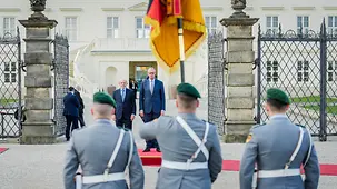 The Federal Chancellor and the Brazilian President in front of the honour guard of the Bundeswehr. Herrenhausen Palace in the background.