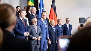 The Federal Cabinet and the Brazilian Cabinet pose for the group photo.