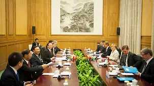Die Delegation im Gespräch mit den Gastgebern.