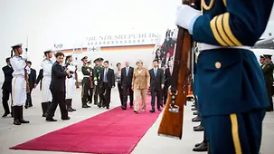 Bundeskanzlerin Merkel verlässt den Regierungsflieger in Peking
