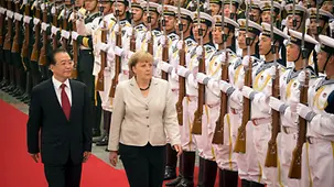 Wen begrüßt Merkel mit militärischen Ehren.