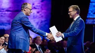 Bundeskanzler Friedrich Merz wird von Christian Sewing, zum Jahresempfang des Bundesverbandes deutscher Banken begrüßt.