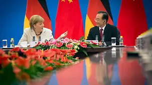 Merkel und Jiabao vor deutschen und chinesischen Fahnen.