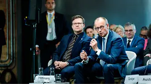 BundeskanBundeskanzler Friedrich Merz beim Petersberger Klimadialog neben Carsten Schneider, Bundesminister für Umwelt, Klimaschutz, Naturschutz und nukleare Sicherheit.