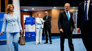 Bundeskanzler Friedrich Merz im Gespräch mit Mette Frederiksen, Dänemarks Premierministerin.
