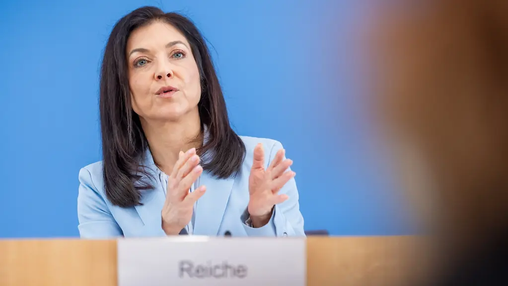 Bundeswirtschaftsministerin Katherina Reiche bei der Vorstellung der Frühjahrsprojektion.