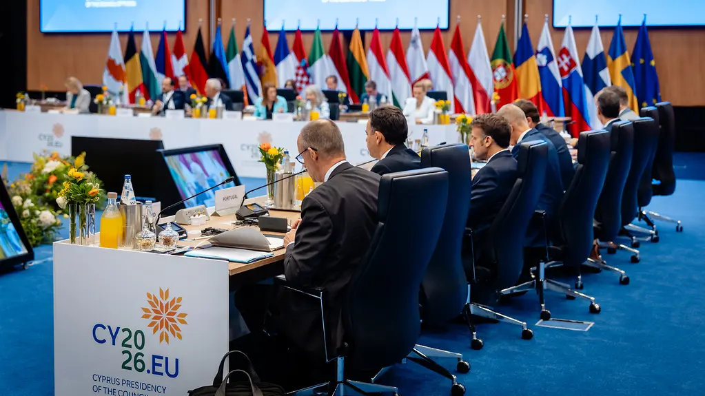 Kanzler Merz und weitere EU-Regierungschefs bei einer gemeinsamen Besprechung.
