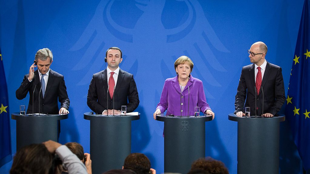 Die Kanzlerin mit den vier Ministerpräsidenten während der Pressebegegnung