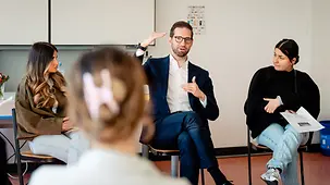 Steffen Meyer, stellvertretender Sprecher der Bundesregierung, im Gespräch mit Schülerinnen und Schüler.