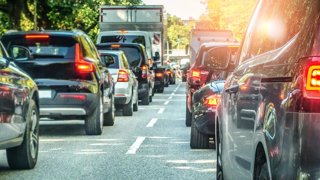 Autos auf zwei Spuren auf der Straße im Tageslicht. 