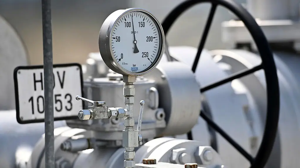 Zu sehen ist ein Gasspeicher und ein Manometer. Die Nadel zeigt einen mittleren Füllstand an.