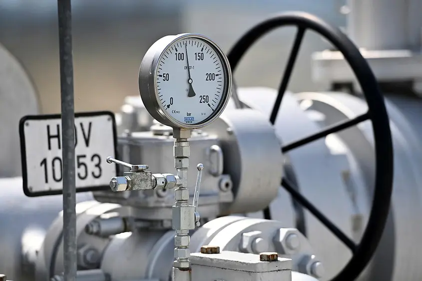 Zu sehen ist ein Gasspeicher und ein Manometer. Die Nadel zeigt einen mittleren Füllstand an.