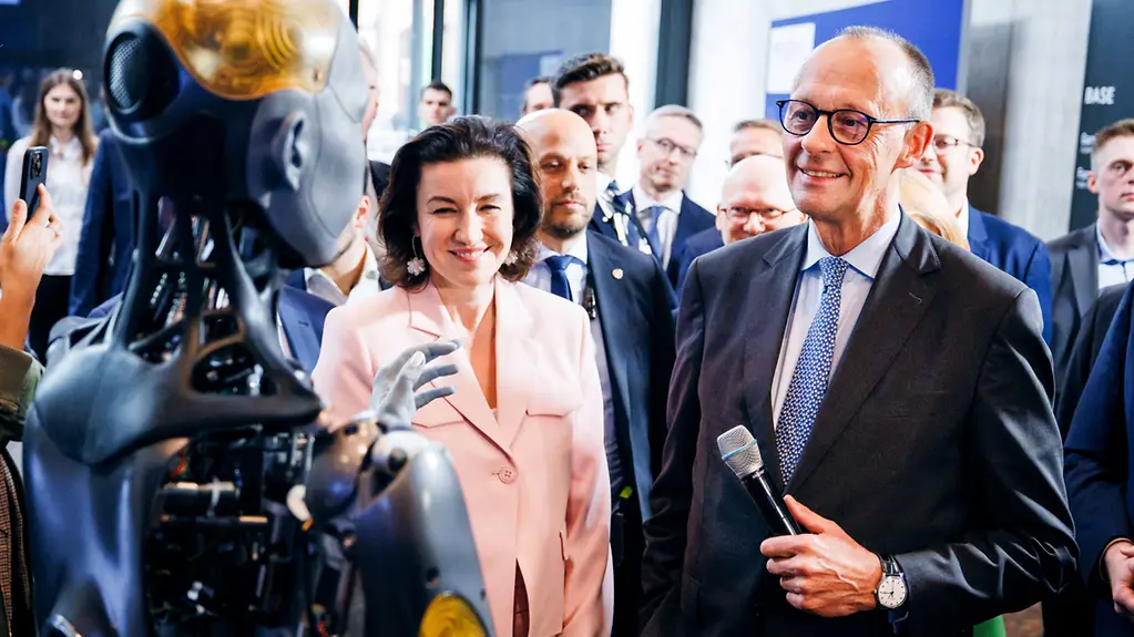Bundeskanzler Friedrich Merz mit Bundesforschungsministerin Dorothee Bär bei der Auftaktveranstaltung zur Hightech Agenda 2025.