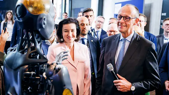 Bundeskanzler Friedrich Merz mit Bundesforschungsministerin Dorothee Bär bei der Auftaktveranstaltung zur Hightech Agenda 2025.