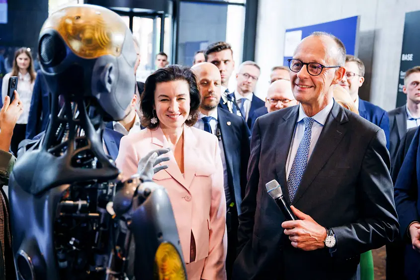 Bundeskanzler Friedrich Merz mit Bundesforschungsministerin Dorothee Bär bei der Auftaktveranstaltung zur Hightech Agenda 2025.