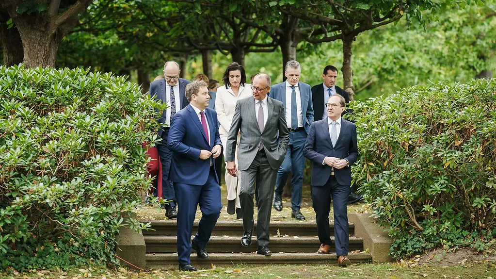Mitglieder der Bundesregierung bei der Kabinettsklausur im Garten der Villa Borsig. 