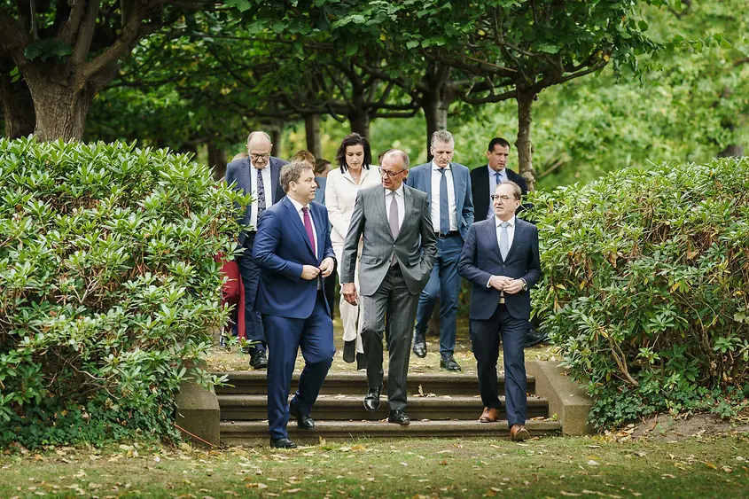 Mitglieder der Bundesregierung bei der Kabinettsklausur im Garten der Villa Borsig. 