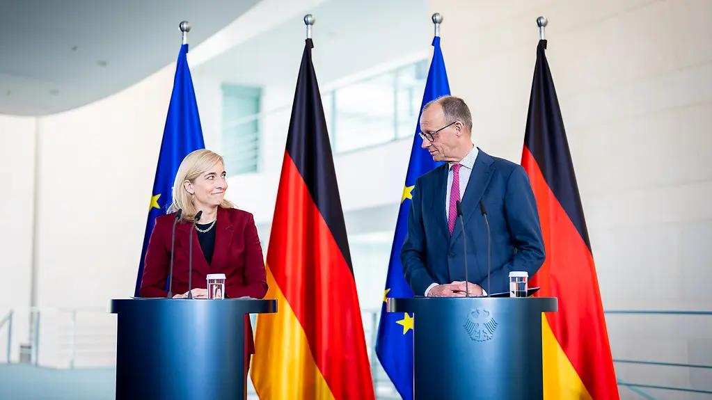 Bundesministerin Nina Warken und Bundeskanzler Friedrich Merz