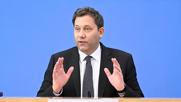 Lars Klingbeil während einer Pressekonferenz in der Bundespressekonferenz.