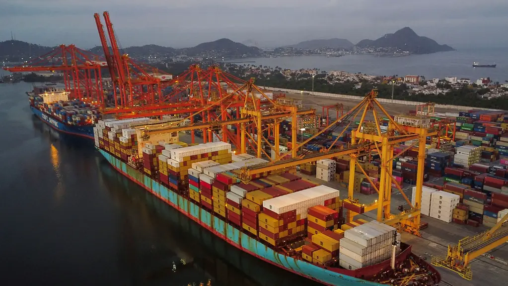 Un porte-conteneurs dans le port de Manzanillo