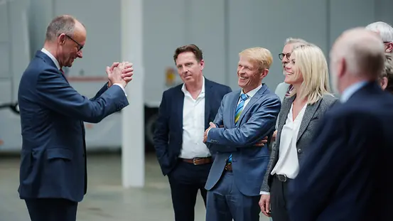 Kanzler Merz mit Vertretern des Unternehmens Akkermann Transporte