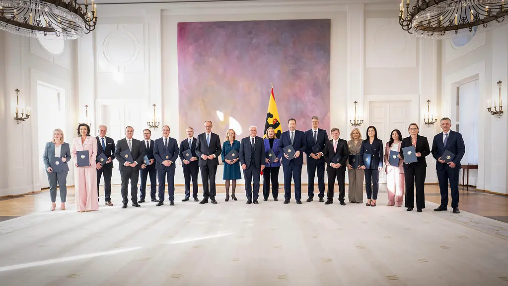 Die Mitglieder der neuen Bundesregierung bei der Übergabe der Ernennungsurkunden im Schloss Bellevue in Berlin. 