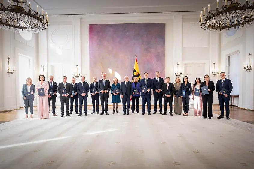 Die Mitglieder der neuen Bundesregierung bei der Übergabe der Ernennungsurkunden im Schloss Bellevue in Berlin. 
