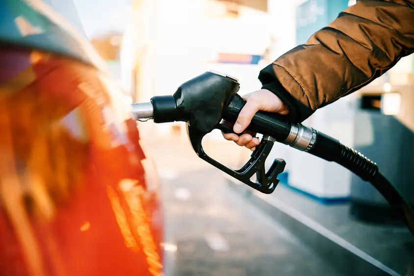 Eine Person betankt ein Fahrzeug an der Tankstelle. 