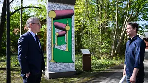 Sebastian Hille im Gespräch mit einem Berufsschullehrer