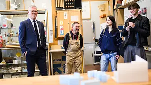 Sebastian Hille in einer Lehrwerkstatt "Tischler"