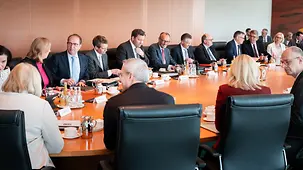 Bundeskanzler Merz mit seinen Ministerinnen und Ministern am Kabinettstisch.