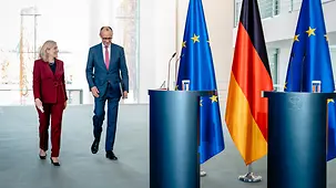 Bundeskanzler Merz und Bundesgesundheitsminister Nina Warken treten vor die Presse im Bundeskanzleramt.