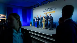 Bundeskanzler Merz, Wirtschaftsministerin Reiche und Verkehrsminsiter Patrick Schnieder bei der Nationalen Maritimen Konferenz.