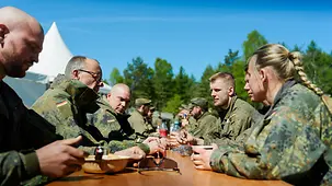 Bundeskanzler Merz im Gespräch mit Soldatinnen und Soldaten des Deutschen Heeres.