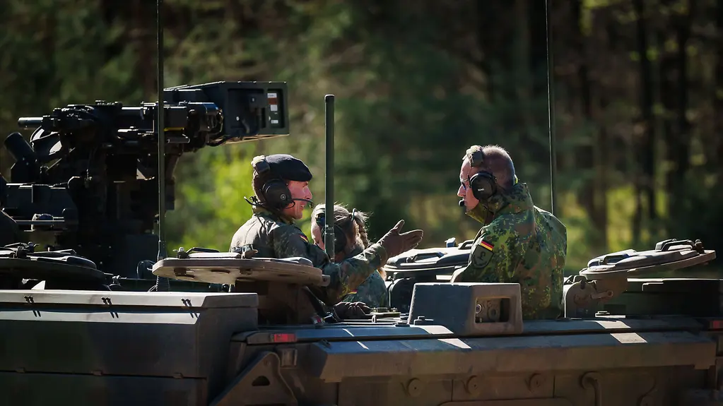 Bundeskanzler Merz auf einem Panzer