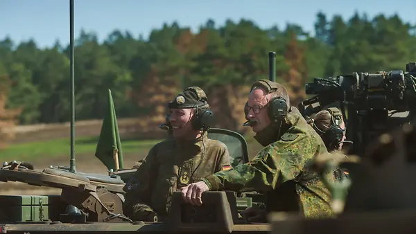 Bundeskanzler Merz auf einem Panzer