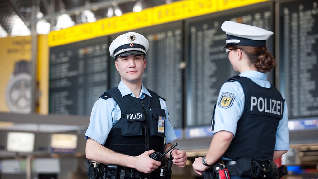 Ein Bundespolizist und eine Bundespolizistin am Flughafen Frankfurt