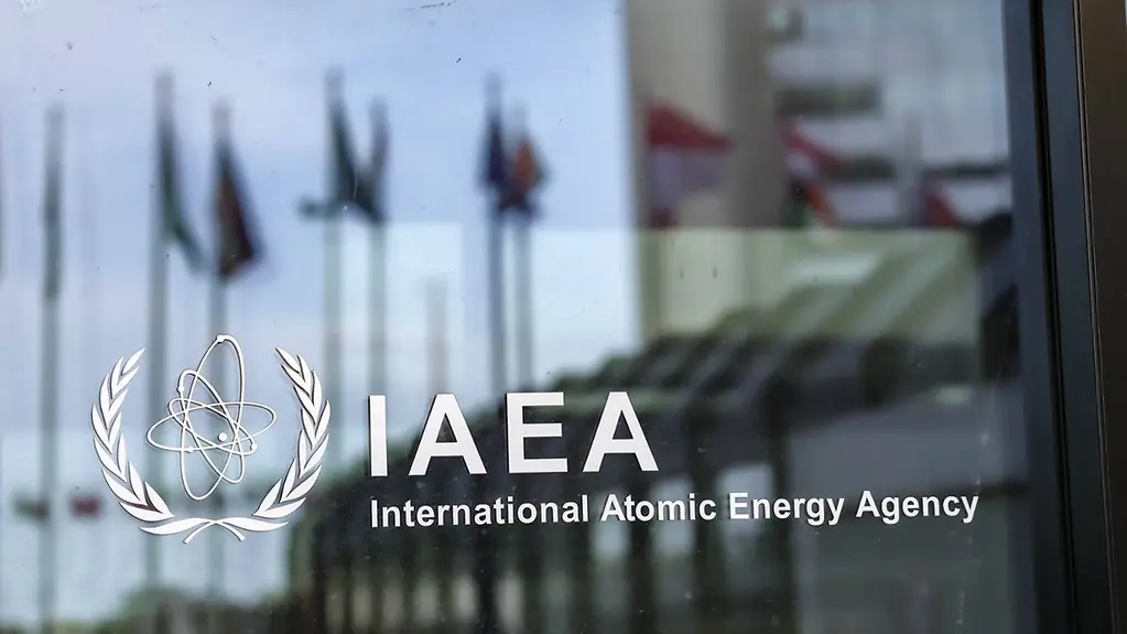 Glastüren der IAEA mit Logo.