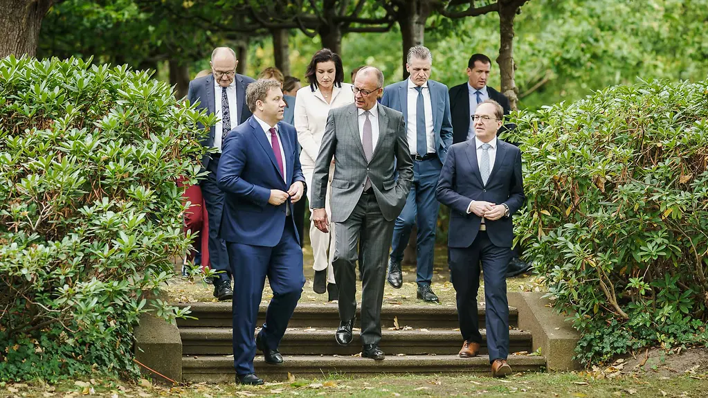 The photo shows Chancellor Friedrich Merz, Alexander Dobrindt and Finance Minister Lars Klingbeil, as well as other federal ministers.