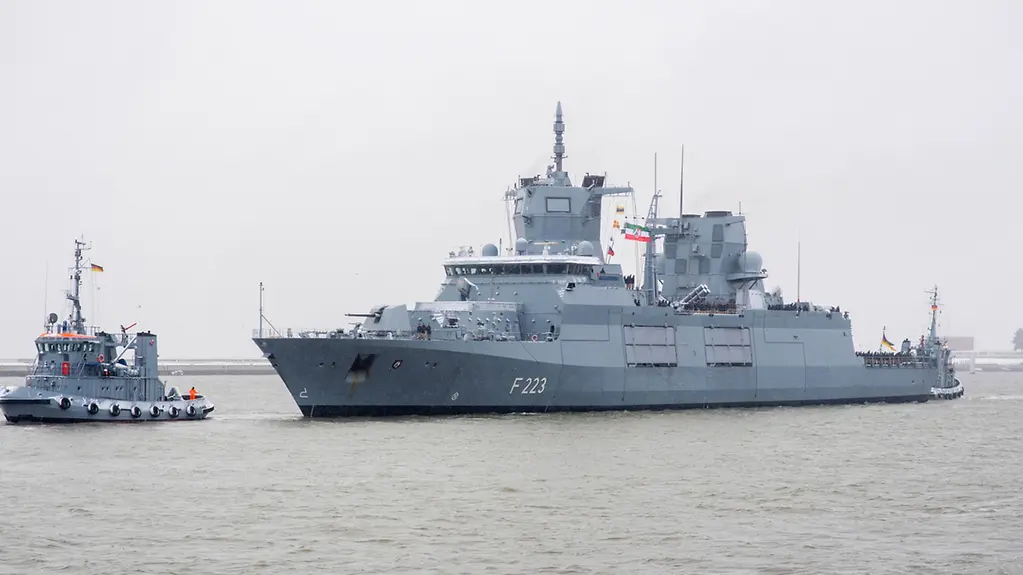 La frégate Nordrhein-Westfalen quitte le port.